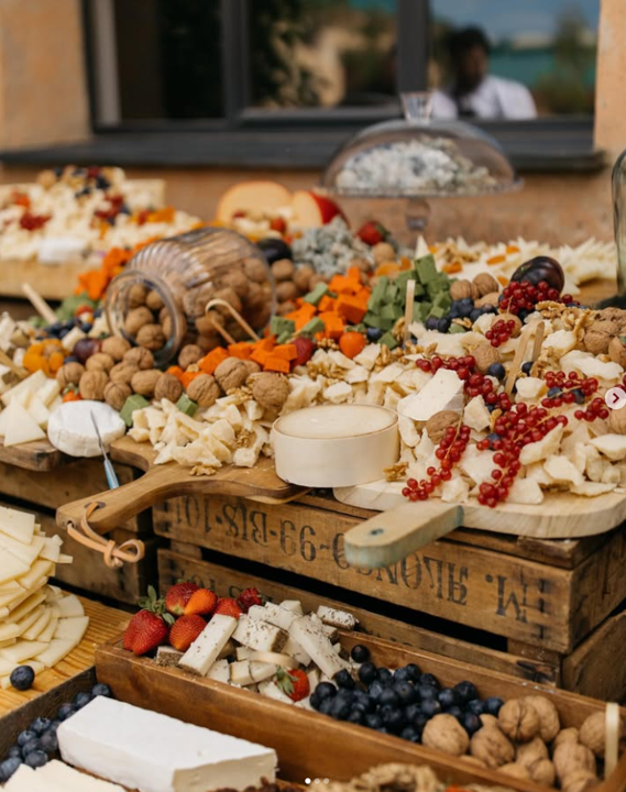 Tabla de quesos con frutos secos y frutas.