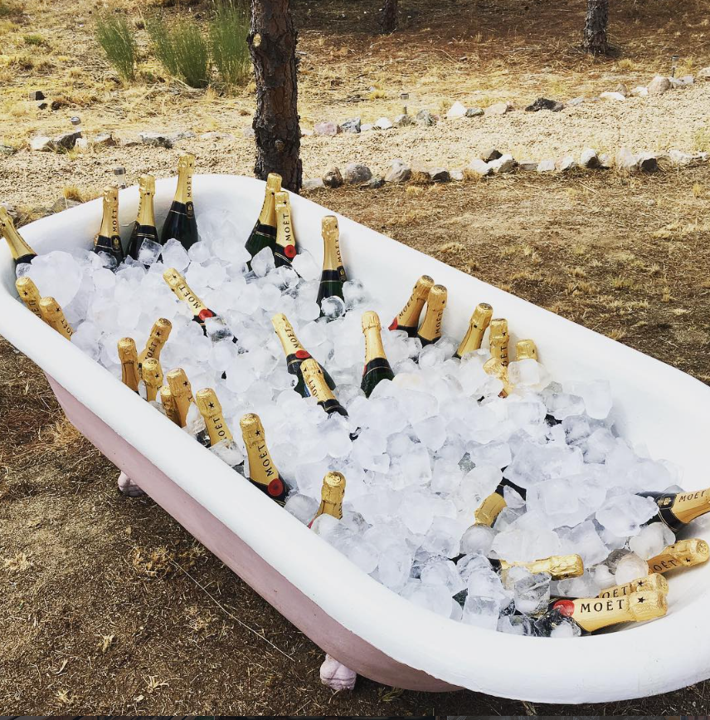 Bañera vintage repleta de hielo con botellas de Moët & Chandon.